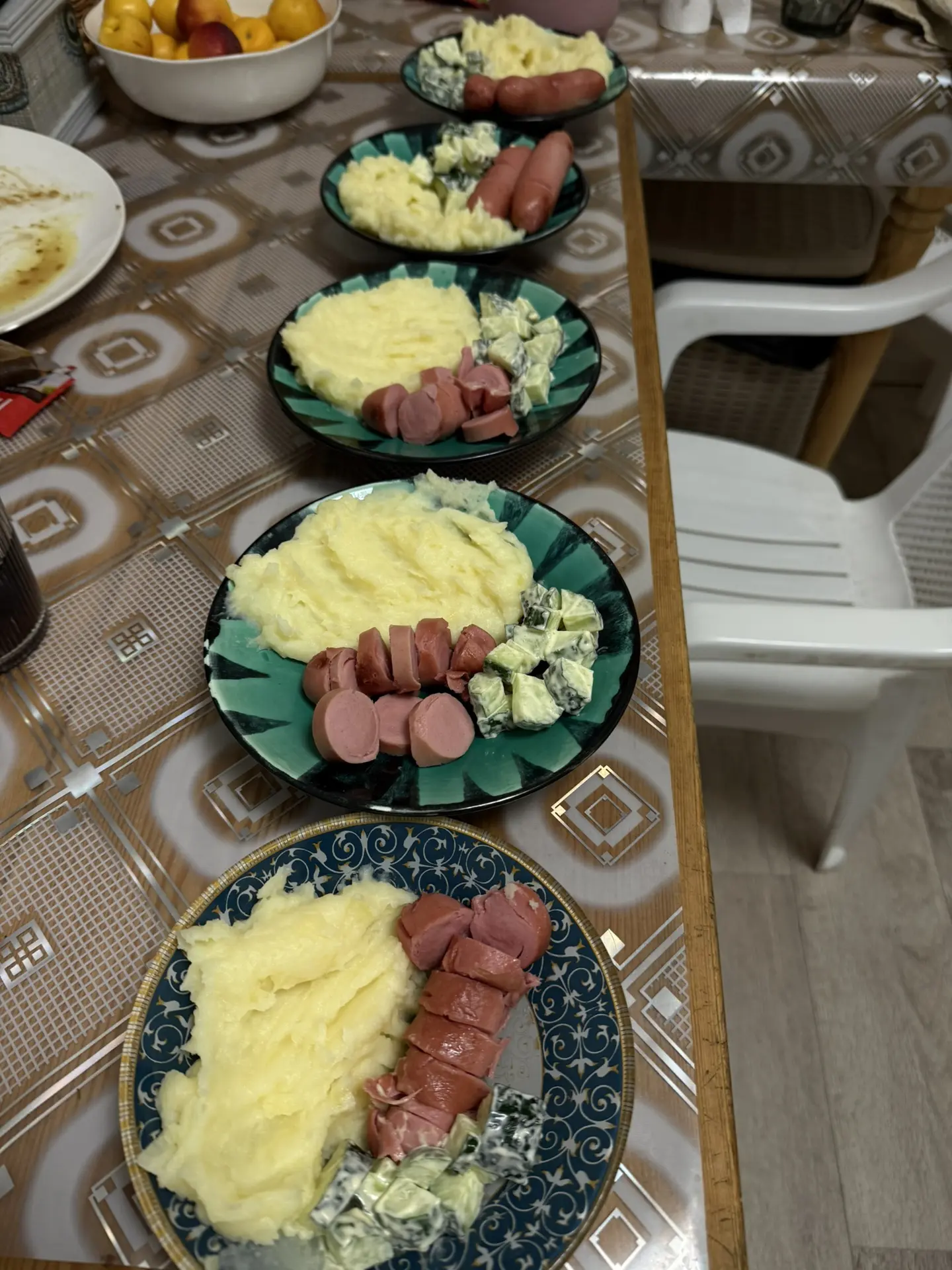 Ужин таков сегодня) пюрешка с сосиской и салат из огурцов👍🏻