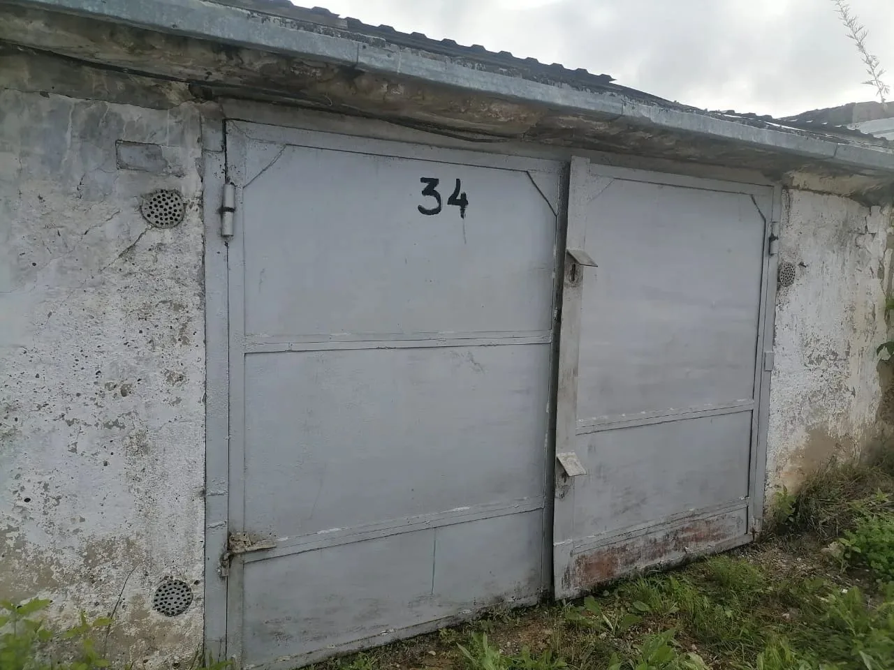 Продается гараж, 24 кв.м. ГСК «Автолюбитель». Солнечная сторона,бетонный пол,стены окрашены в белый 