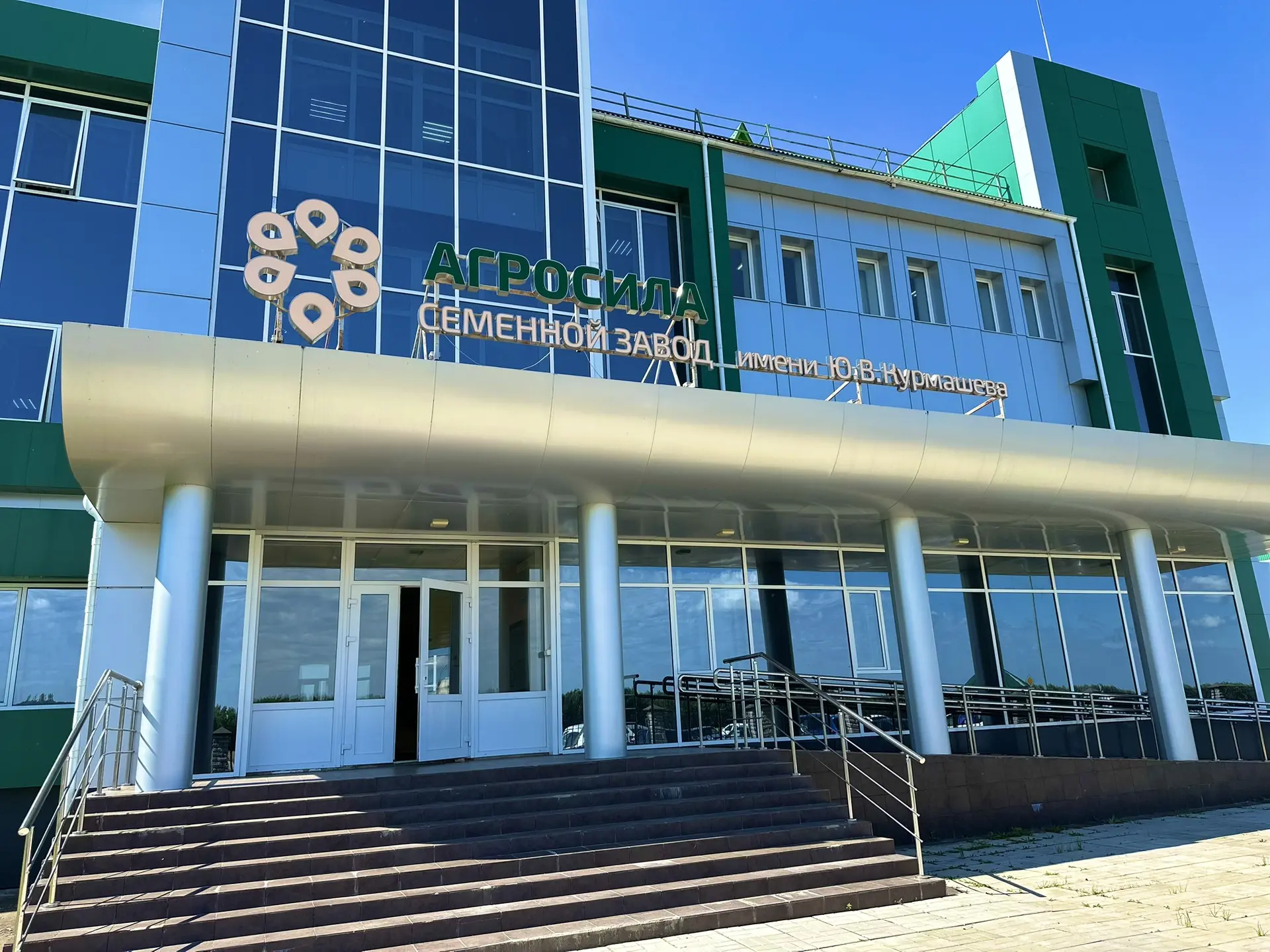 Бүген районыбызның авыл хуҗалыкларында урып-җыю эше белән танышам. Беренче булып, «Кама...
