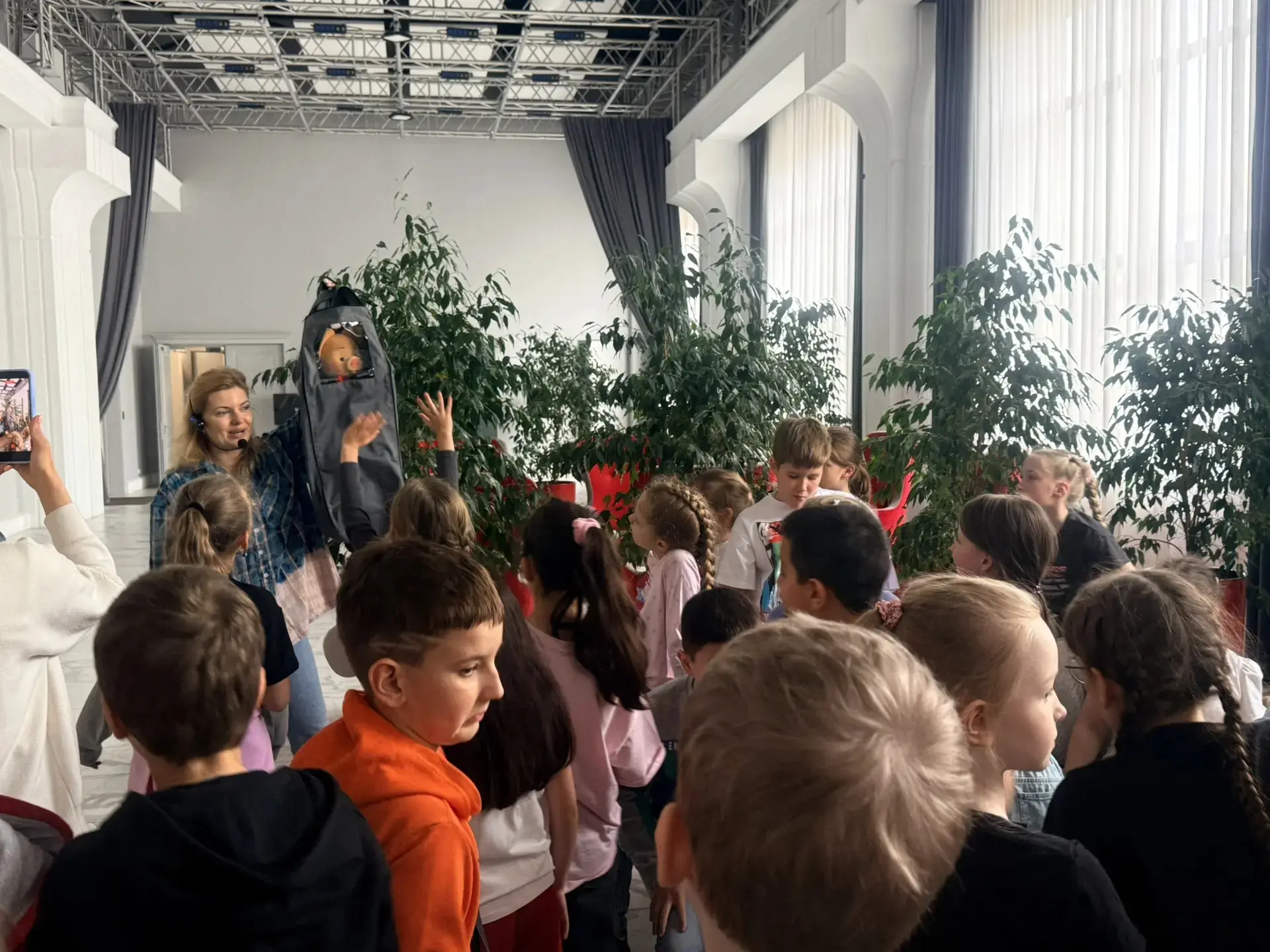 1-М и 2-А классы завершили учебный год Незабываемым путешествием в страну телевидения «В гостях у Хр