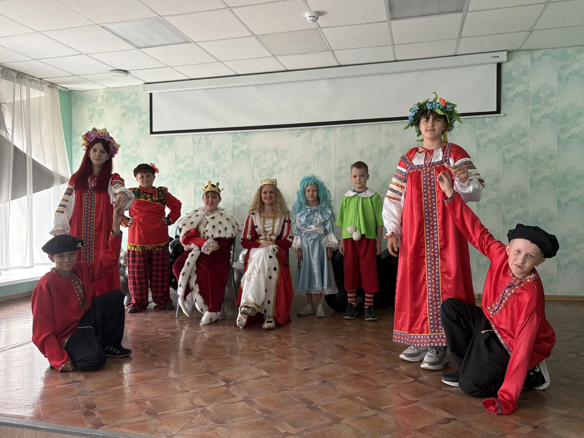 🎭 «В стране сказочных героев»: волшебство, которое создали сами ребята! ✨

«Долго сказка сказываетс