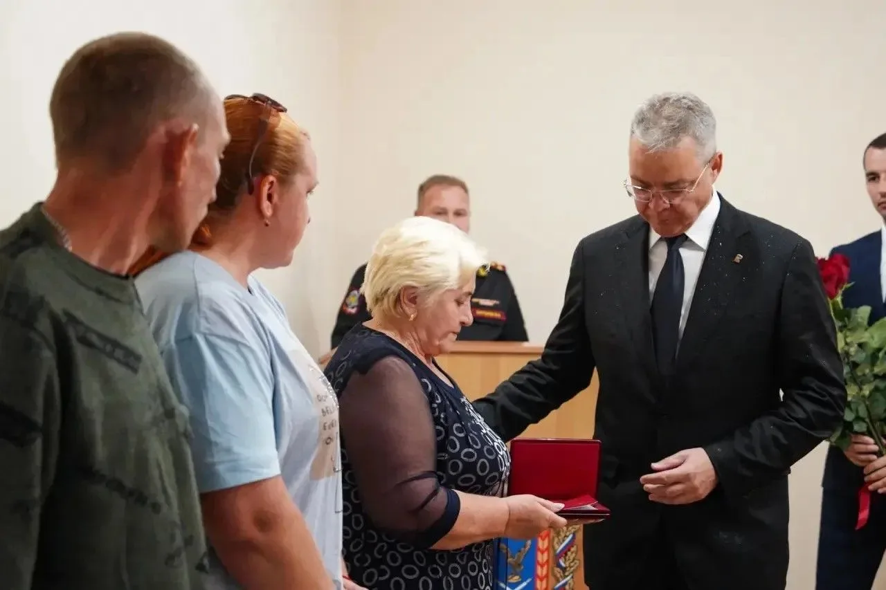 Губернатор Ставрополья вручил Орден Мужества маме нашего земляка, пограничника Алексея ...