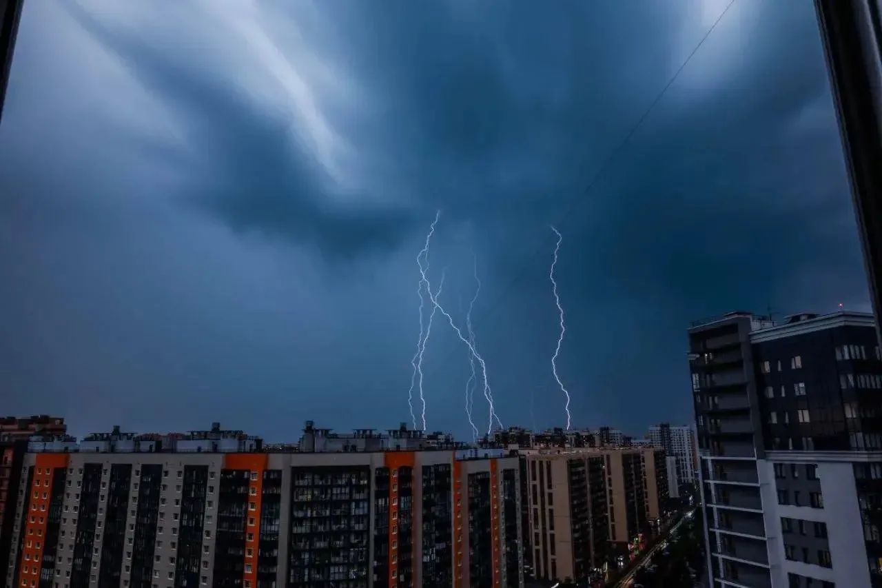 🤯 Страшно красивые кадры непогоды из Мурино