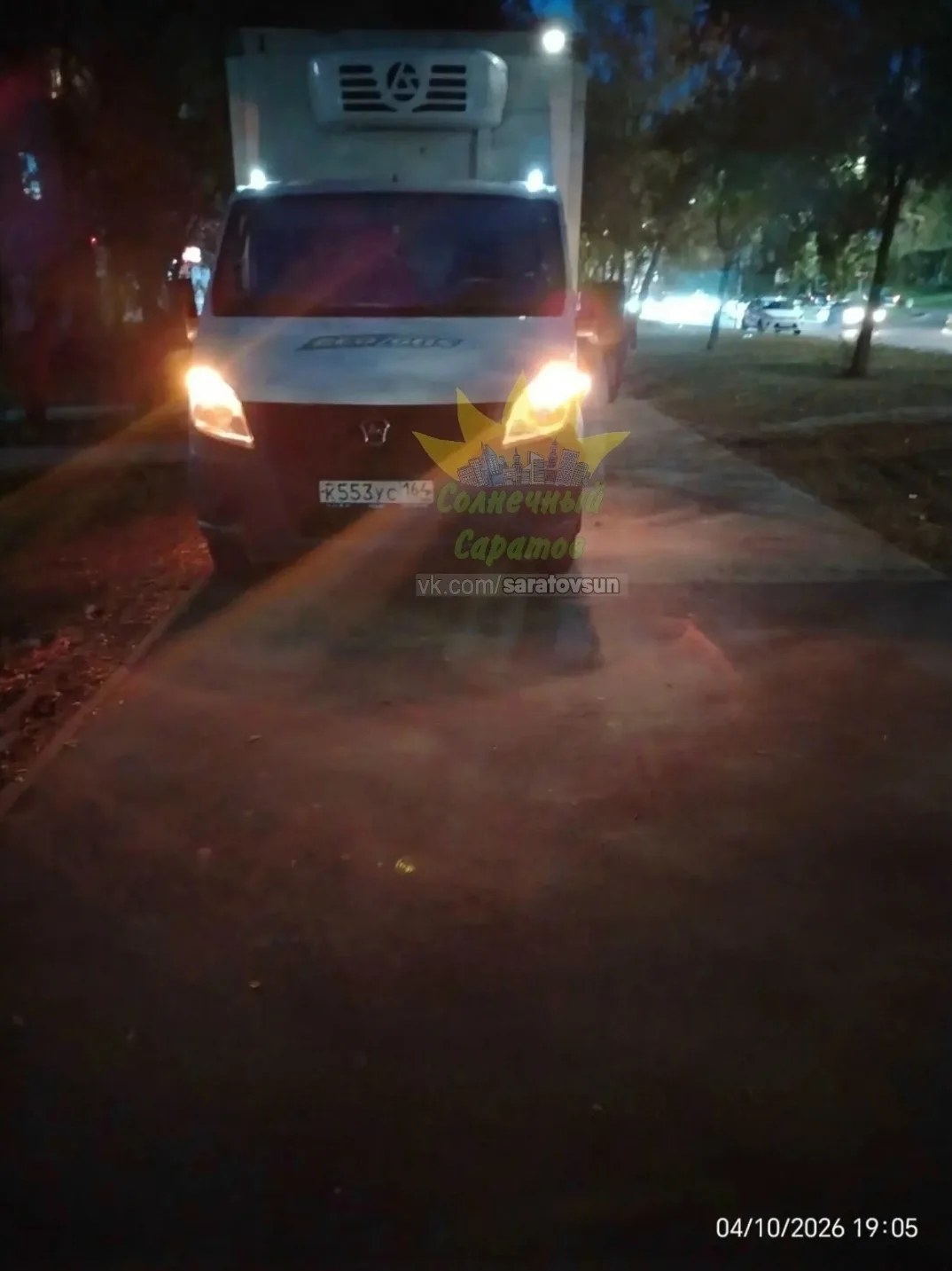 На Тархова, 29 постоянно разгружаются машины в Озоне, заезжая на тротуар. Ну не предназ...