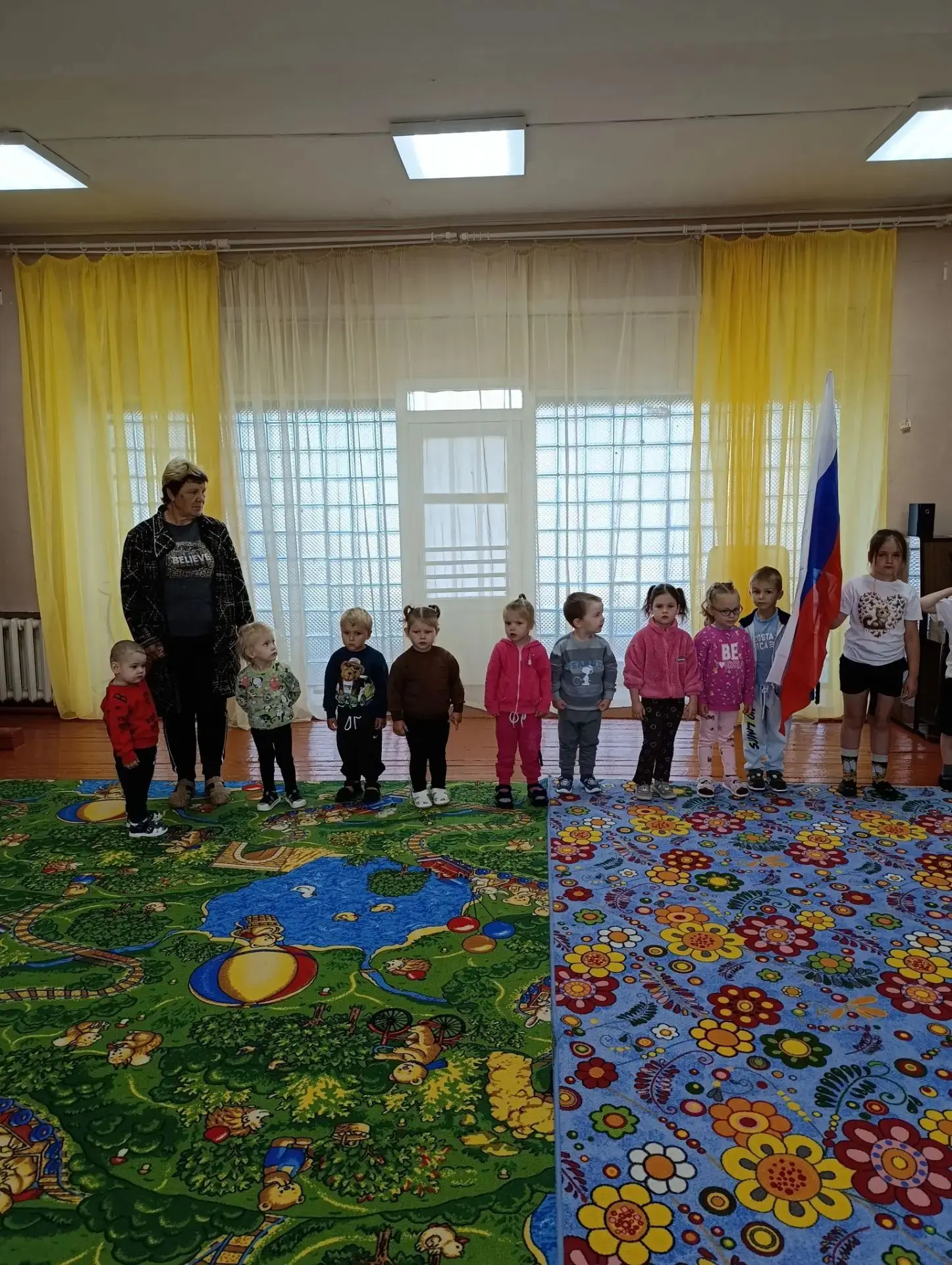 Каждое утро понедельника в детском саду начинается с выноса флага и прослушиванием гимна.