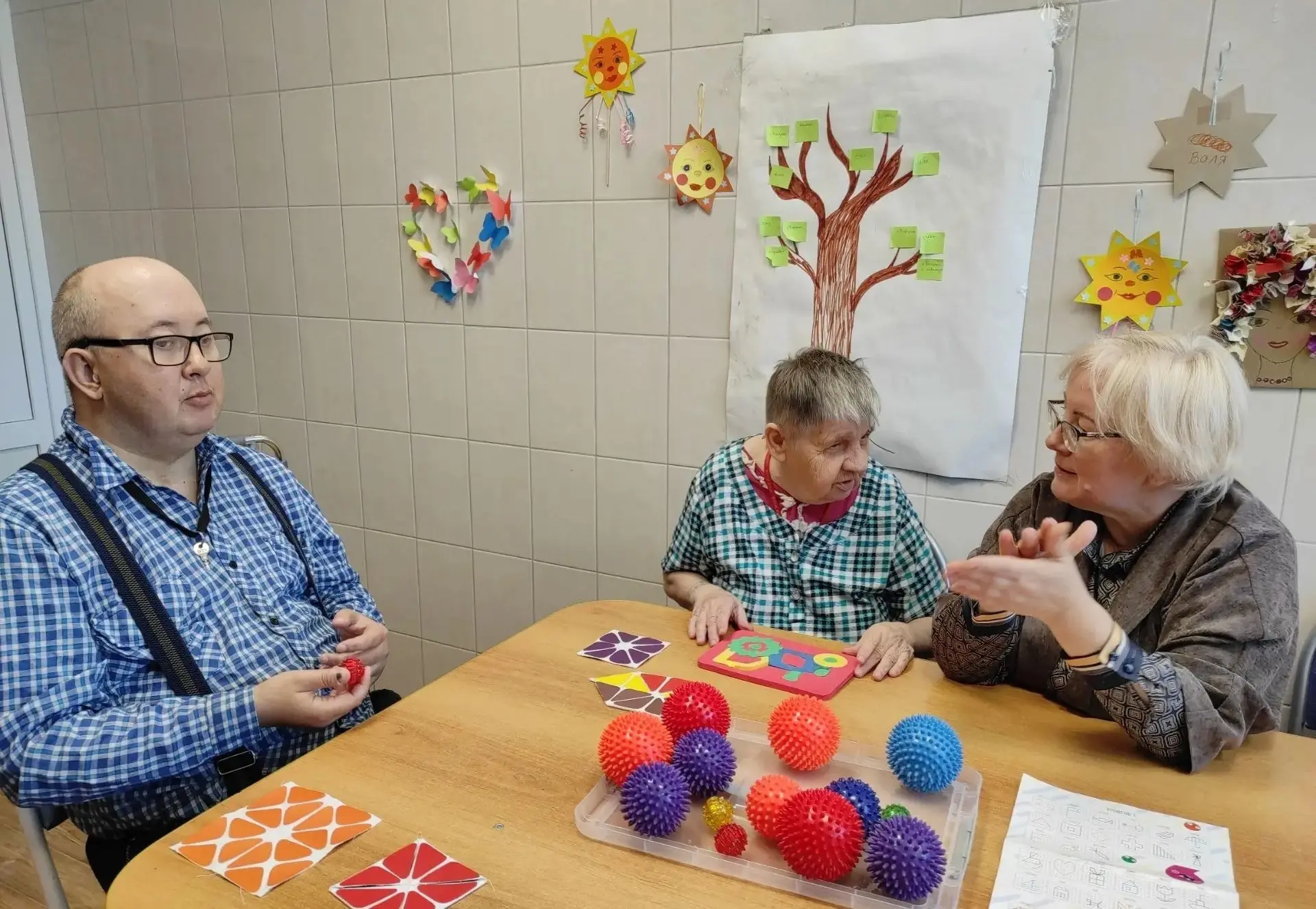 🧠 На занятиях с Натальей Вячеславовной, психологом нашего Дома, проживающие лечебно‑во...