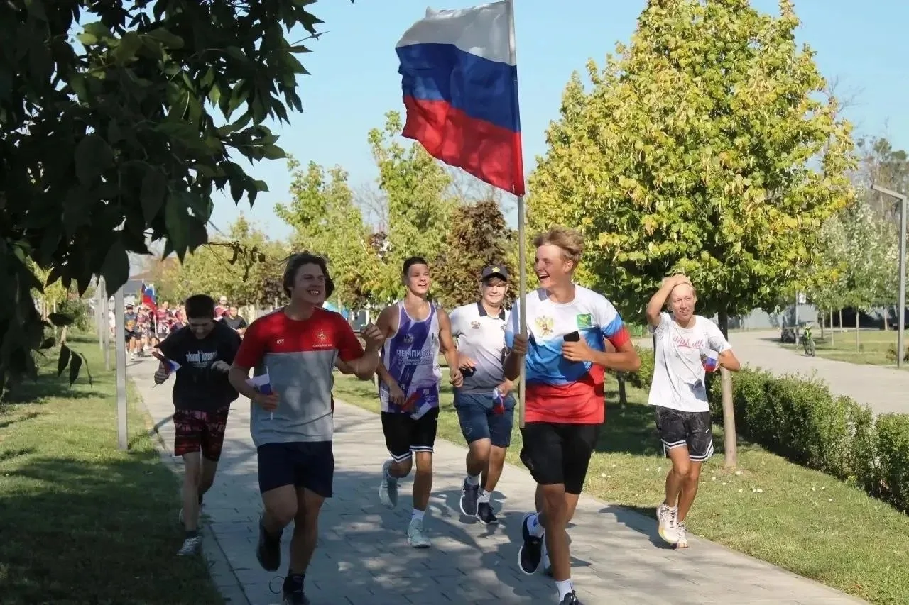 🇷🇺 🏃‍♂️🏃‍♀️В День Государственного флага России в Северном парке прошёл «Забег с фл...
