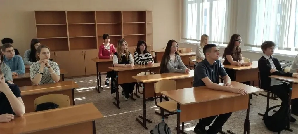 11 апреля в МБОУ "Мазуровская СОШ" для учащихся 8 -11 классов прошел урок "Темная сторона ИИ". В пер