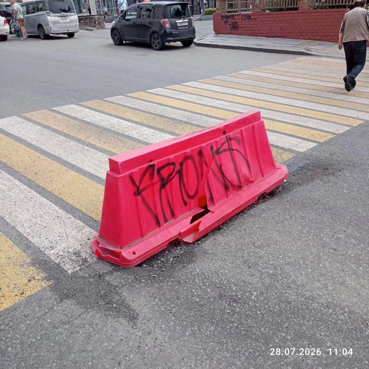 Во Владивостоке дорожники всё же обратили внимание на глубокую яму возле вокзала, но заделывать пока