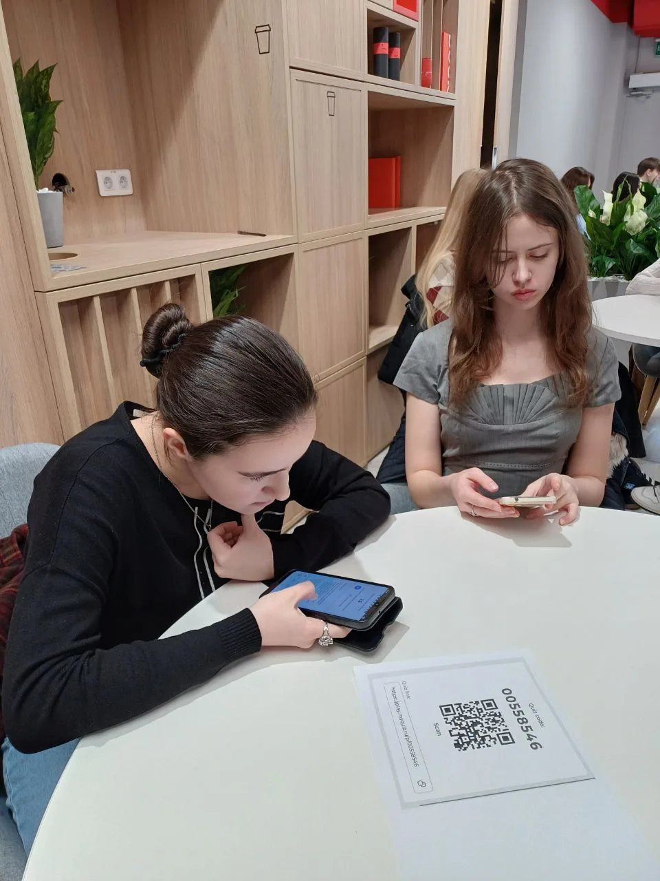 Обучающиеся 10В предпринимательского класса совершили экскурсию в отделение «Альфа-Банка».   Ребятам