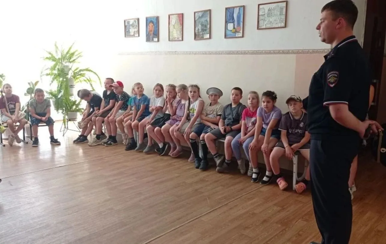 Сегодня в гости к ребятам нашего школьного летнего лагеря пришли представители МО МВД Р...