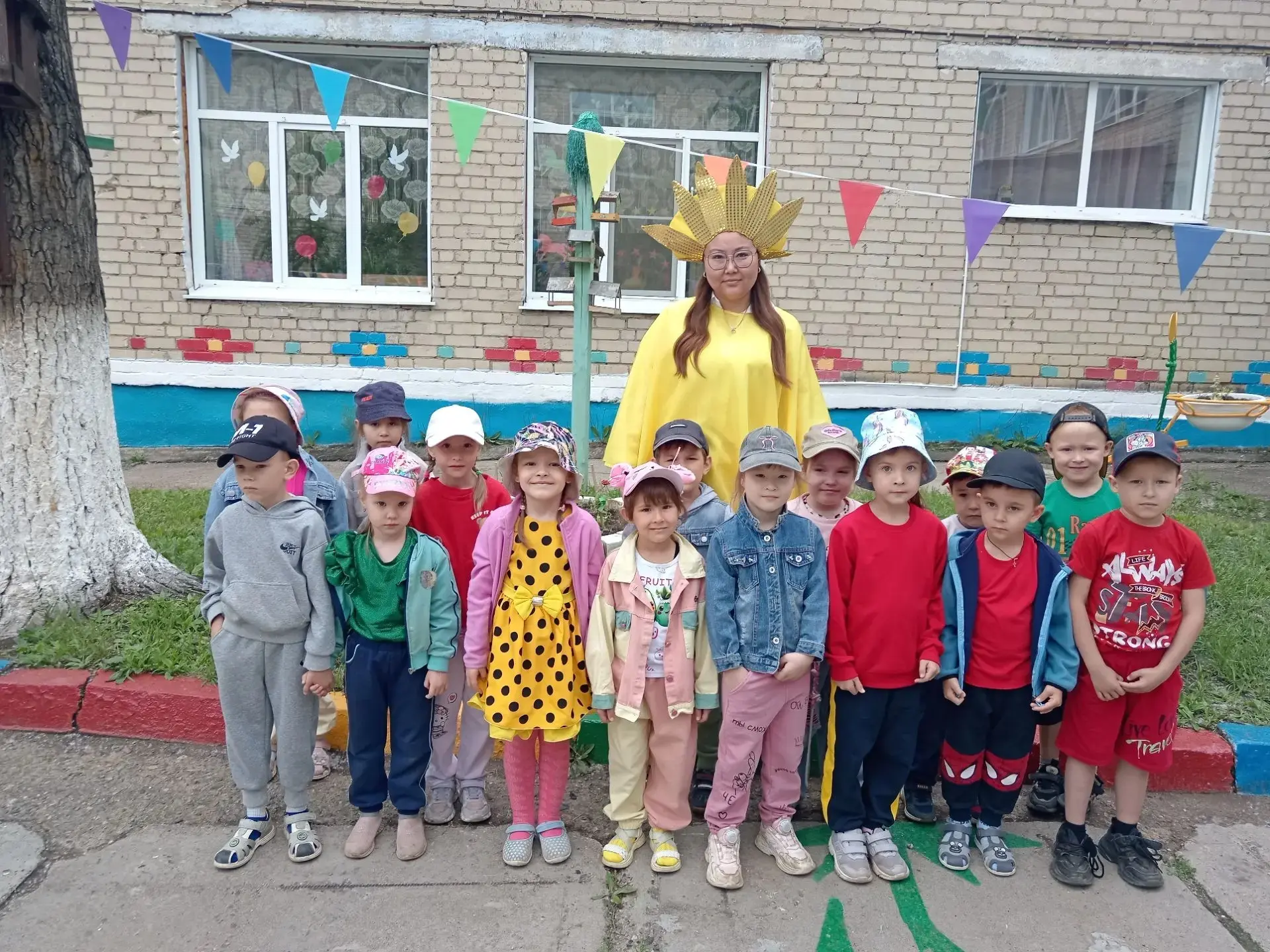 В нашем детском саду прошёл весёлый праздник, посвящённый Дню светофора!

Ребята в игровой форме зак