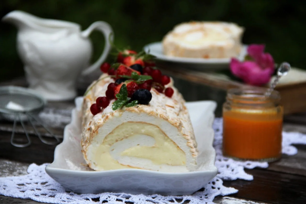 Меренговый рулет с заварным кремом