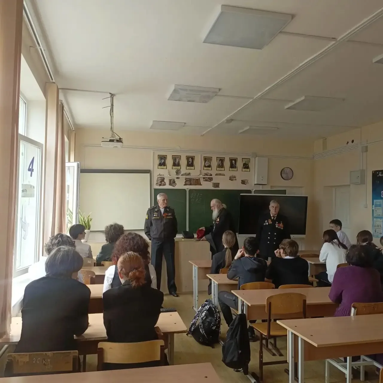 Сегодня в 8 "И" классе прошел Урок мужества, посвященный Дню памяти великого русского полководца Але