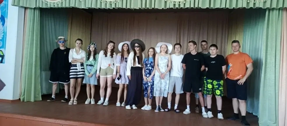 ✅В свой последний учебный день ученики 11 класса решили устроить праздник и пришли в школу в пляжной