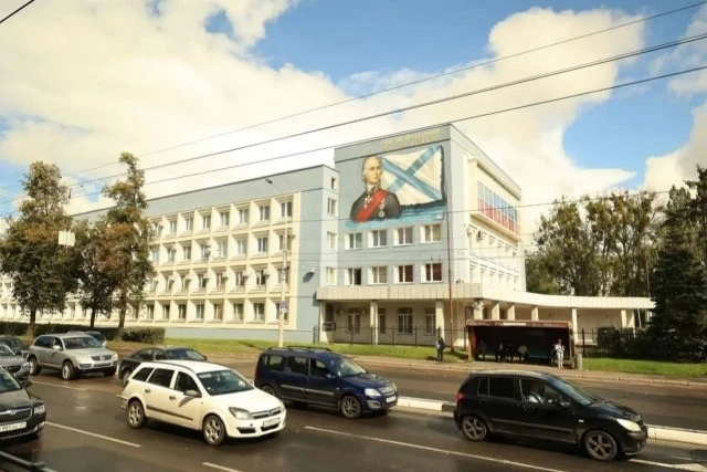 В Калининграде открыли мурал с изображением святого праведного Феодора Ушакова. Он разм...