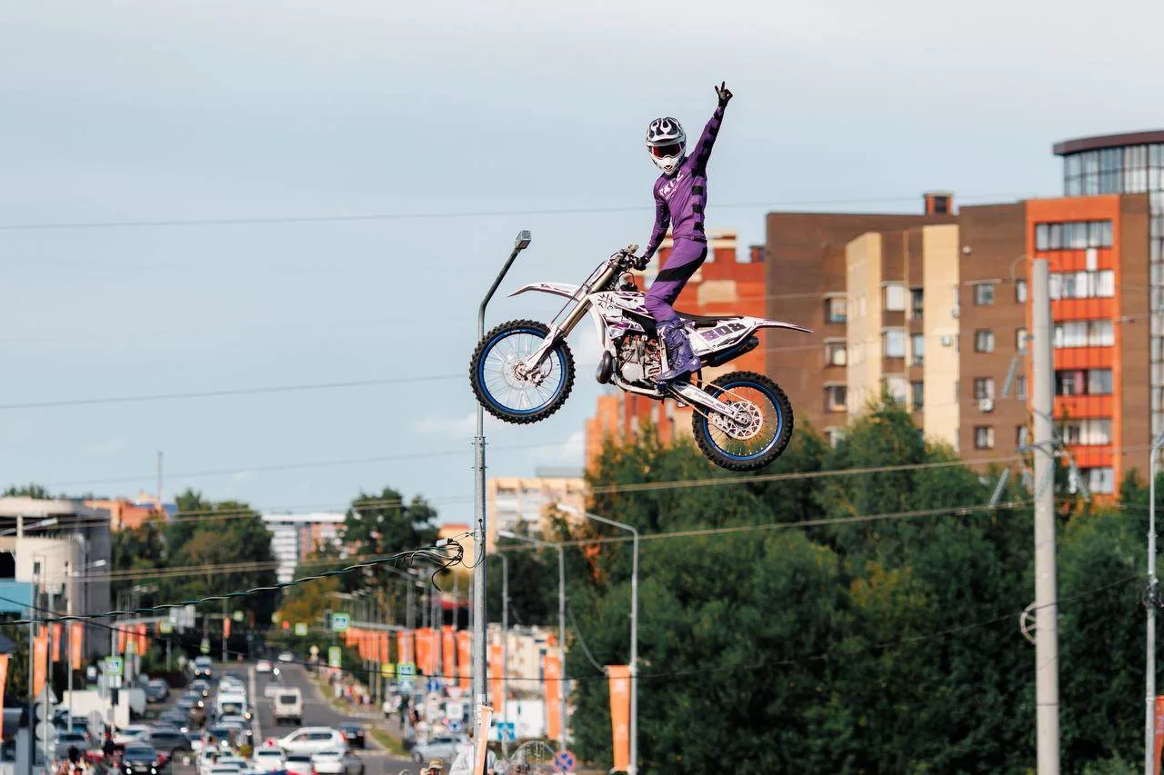 🤩 7,5 тысяч зрителей посетили выступление команды мотофристайла FMX13 в Дубне

Оно состоялось 25 ию