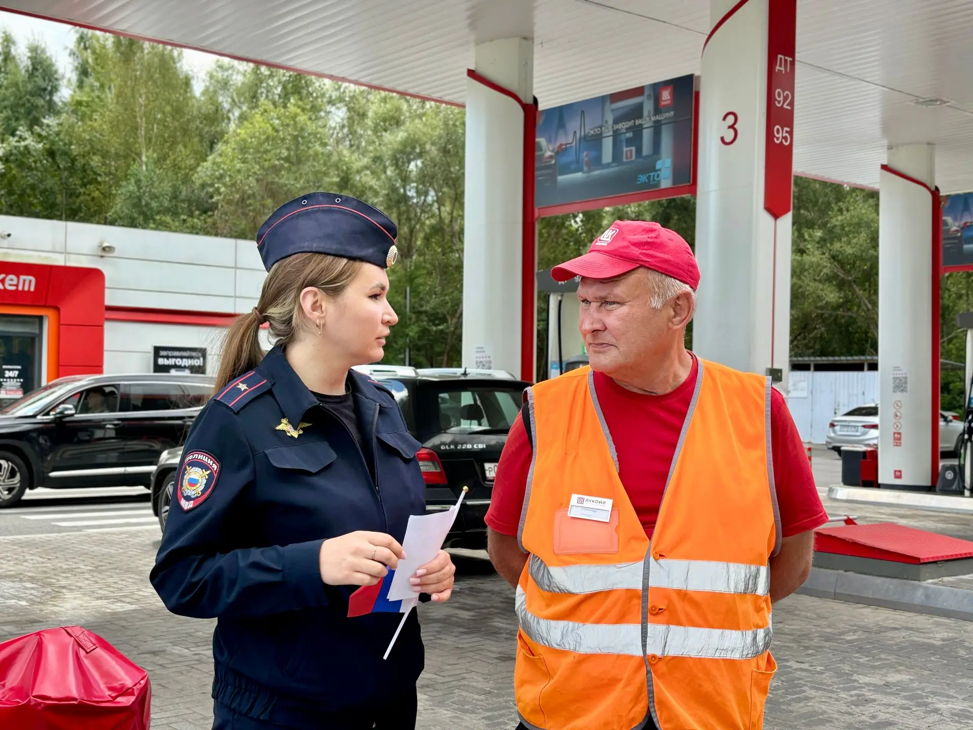 В Дубне сотрудники полиции провели профилактические беседы на автозаправочных станциях