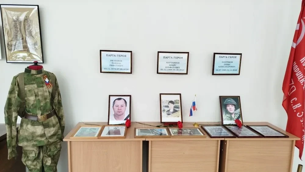 Тимуровцы нашей школы в рамках городской акции "День Героев Отчества" провели операцию "Снежный деса