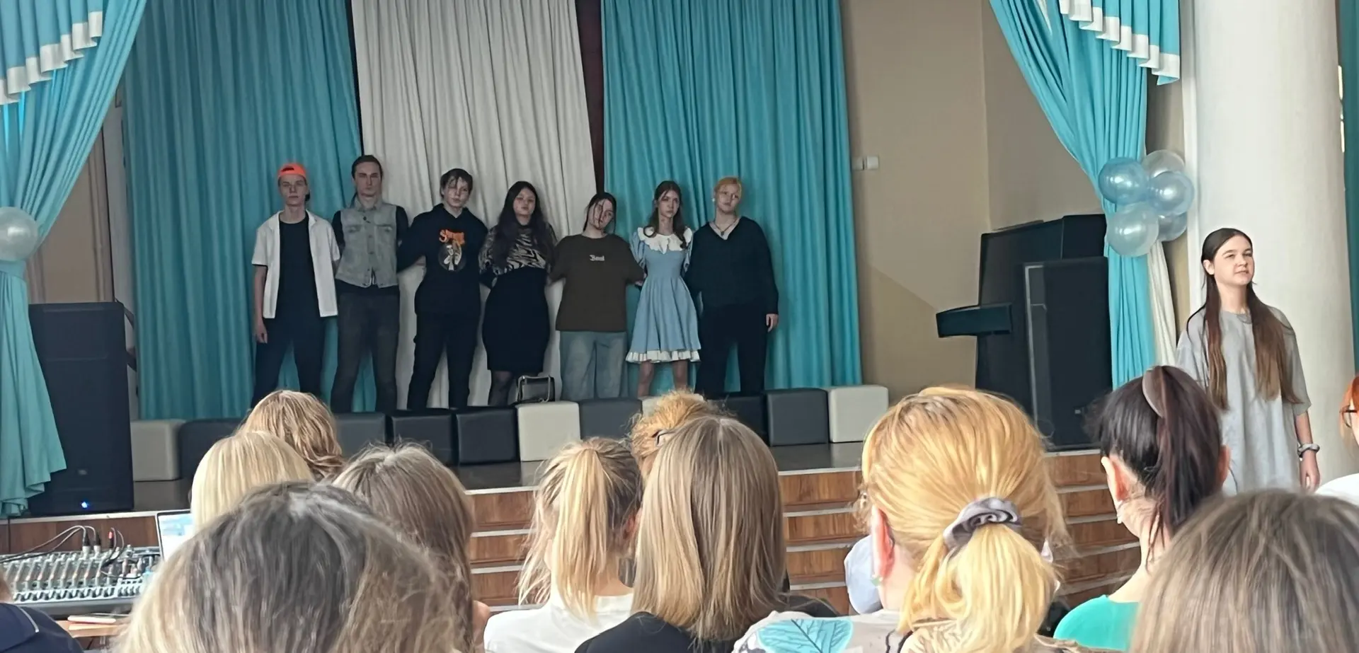 🎭 В преддверии Дня театра представители нашей школы из  10 класса  отправились в 8-ю школу на спекта