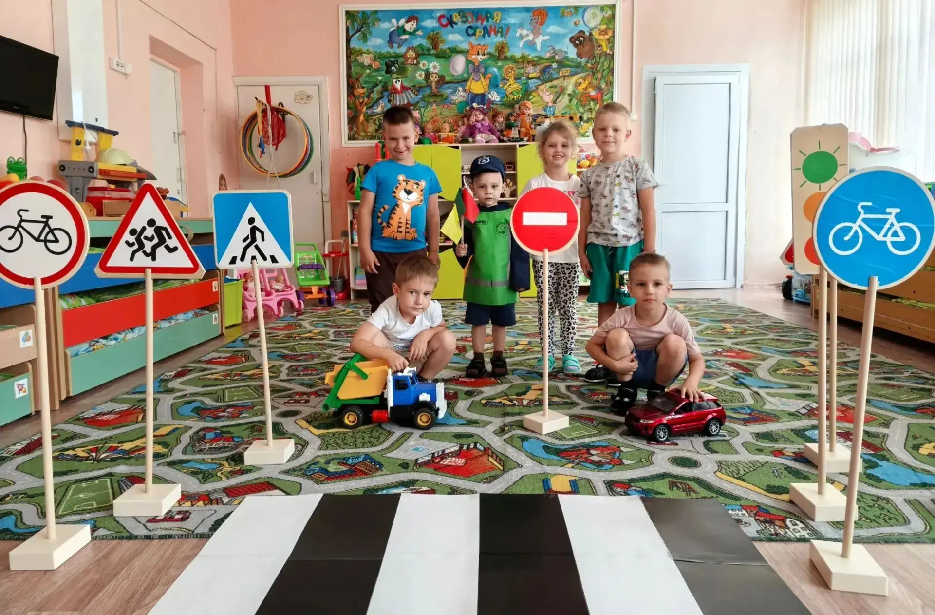 Внашем детском саду прошел тематический день 🦺
❗В дошкольном учреждении вопросу безопасности детей 