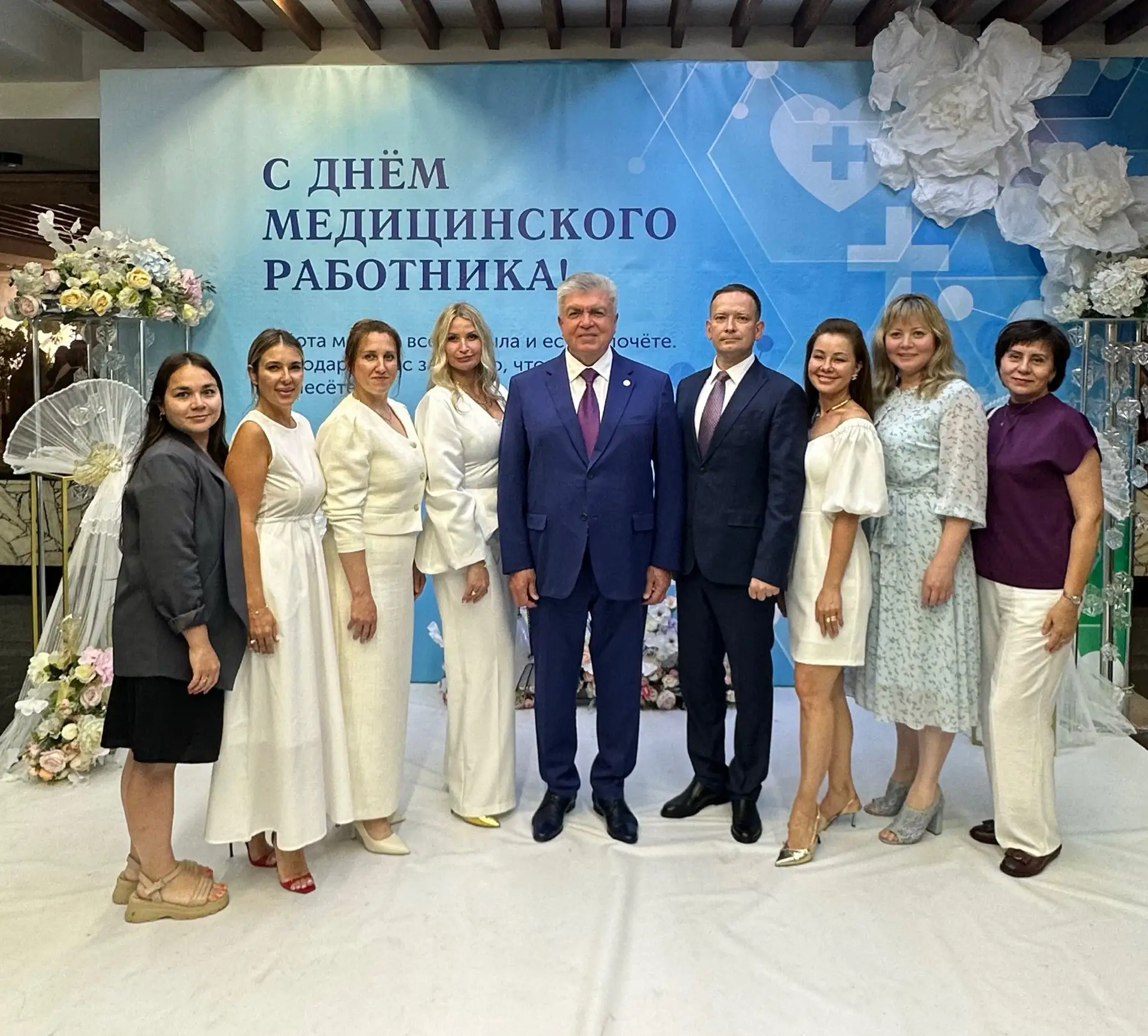 С большим удовольствием фотографировался мэр с нашими врачами!