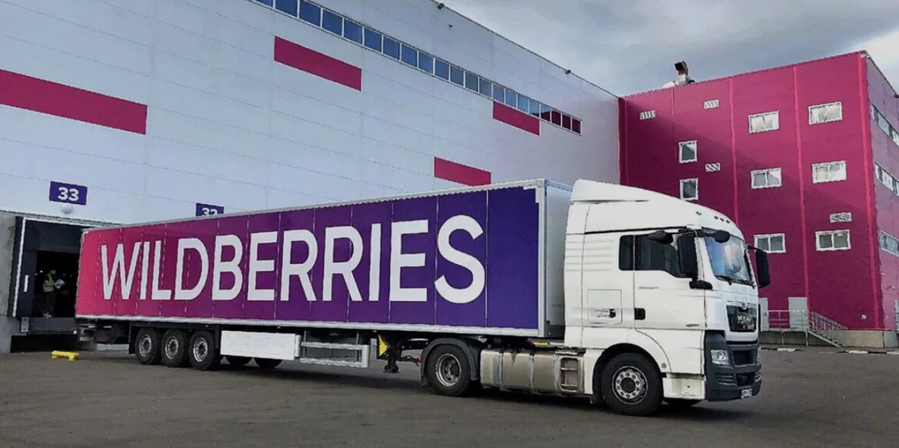 Враг атаковал ночью склад Wildberries в Екатеринбурге. Было не менее трёх прилётов. На ...