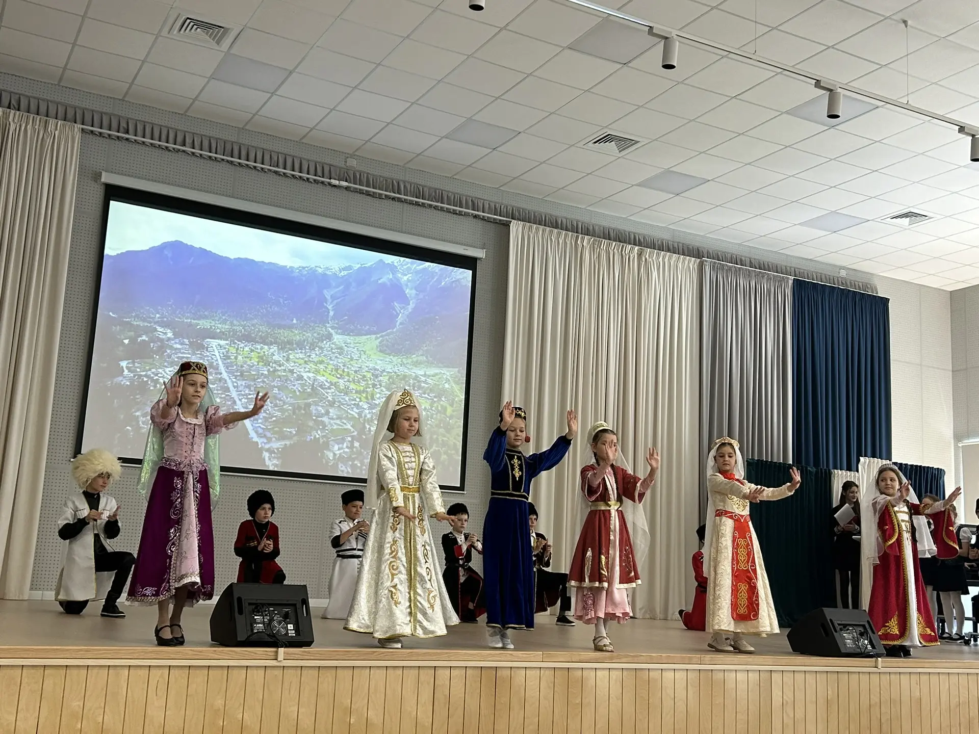 🇷🇺 Продолжаем фестиваль национальных культур «В дружбе народов — единство России»! ✨  На смену перво
