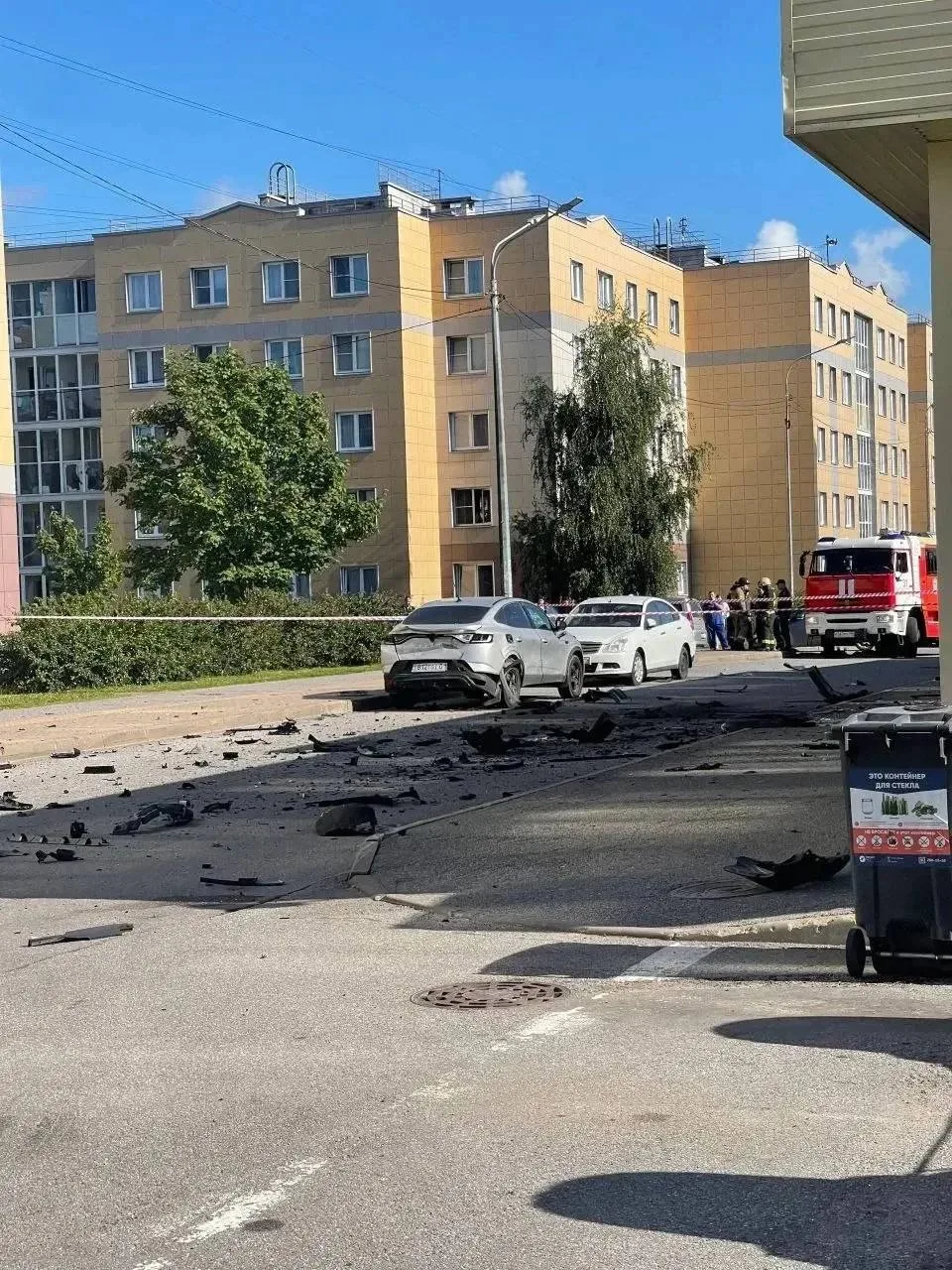 Взрыв случился в тот момент, когда военный с женой начали отъезжать от дома.