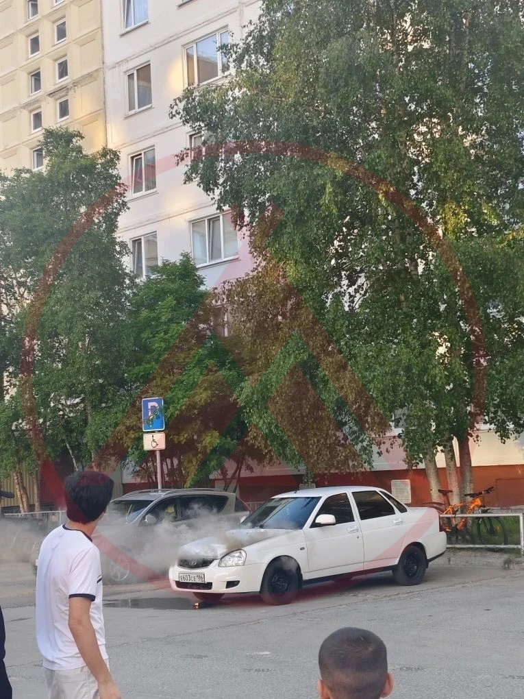 В Когалыме на Ленинградской, 35 произошло возгорание легкового автомобиля.