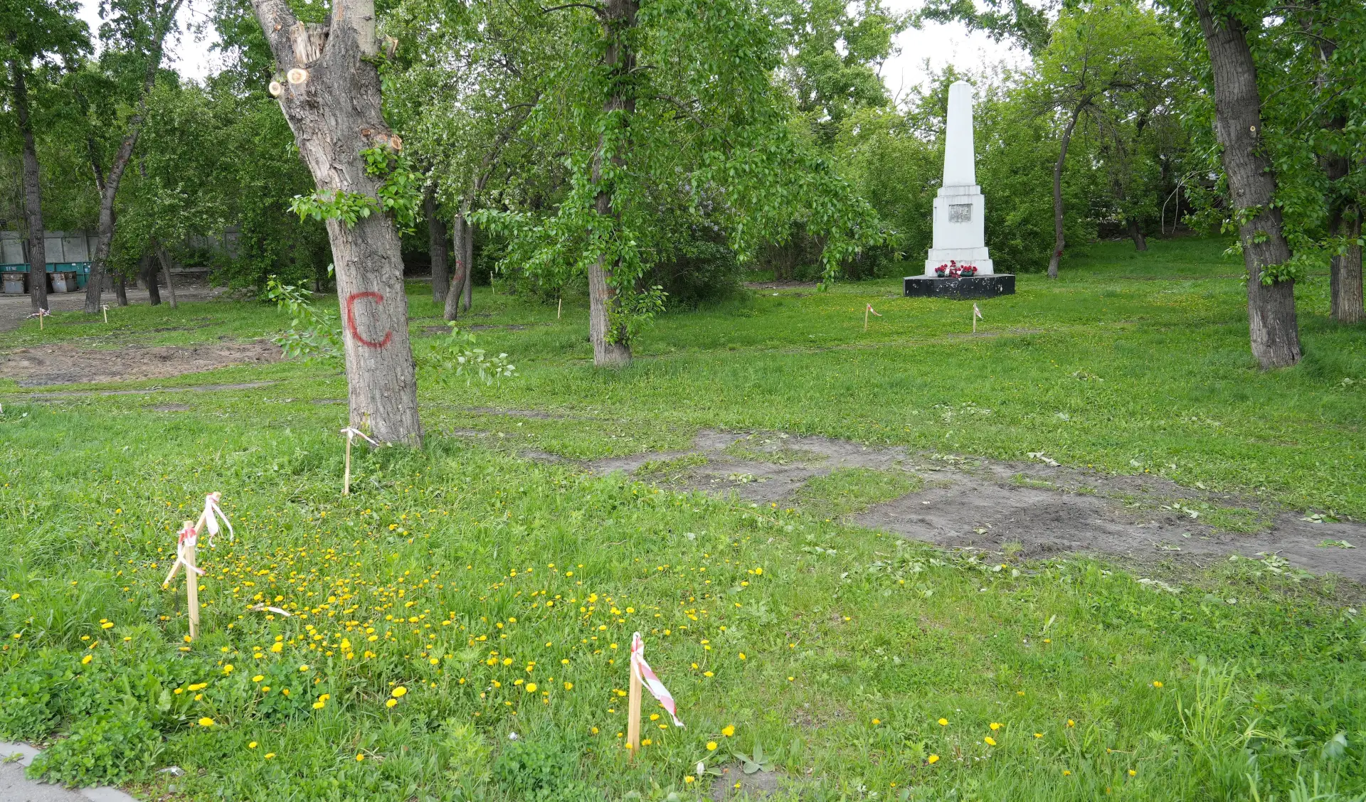 Дорогие бийчане!  🌳В сквере при обелиске на месте расстрела подпольной организации Петра Мерлина нач