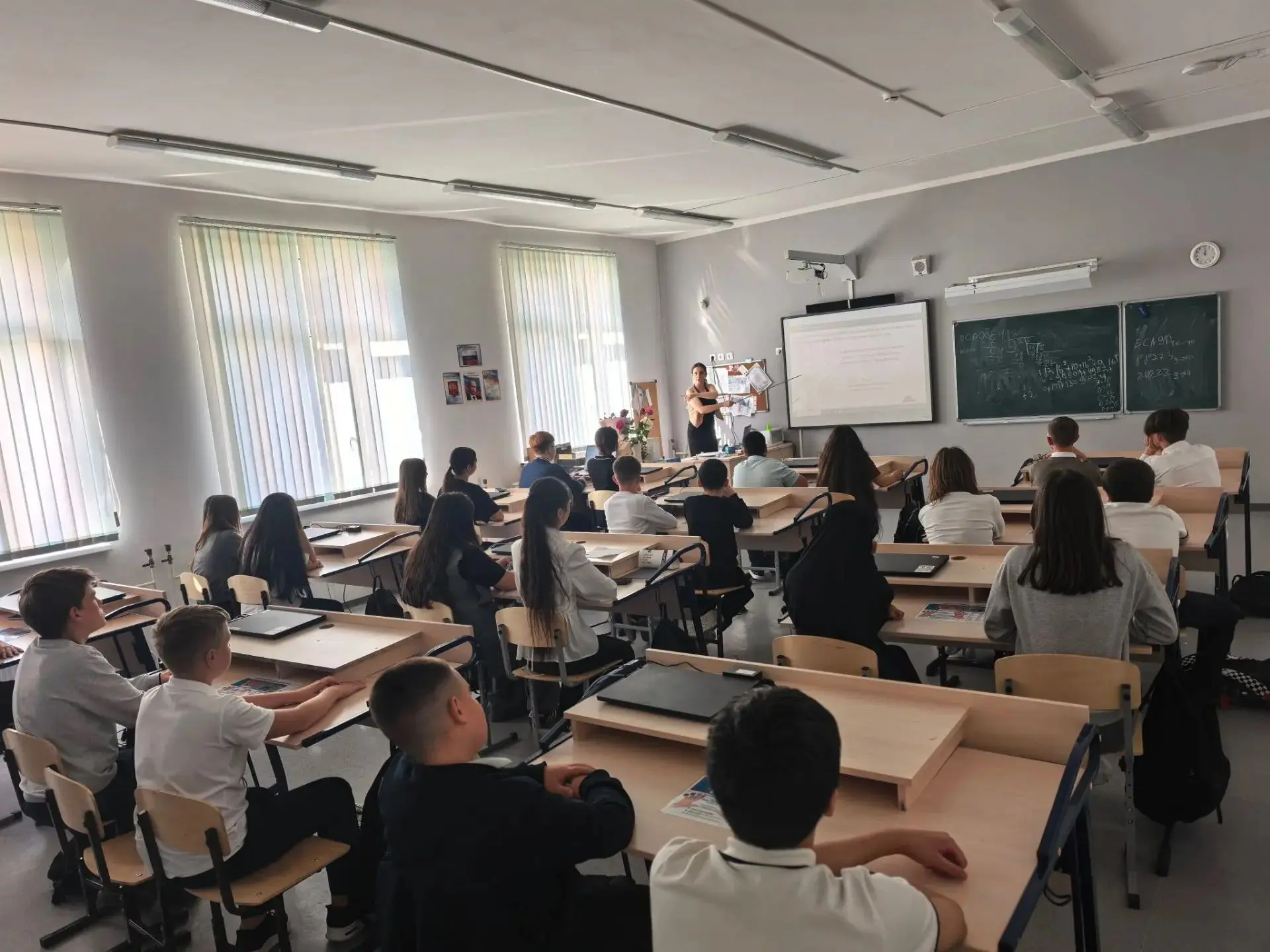 В МАОУ «ОЦ «Лидер»продолжается масштабный проект по цифровой грамотности «Киберурок», и...