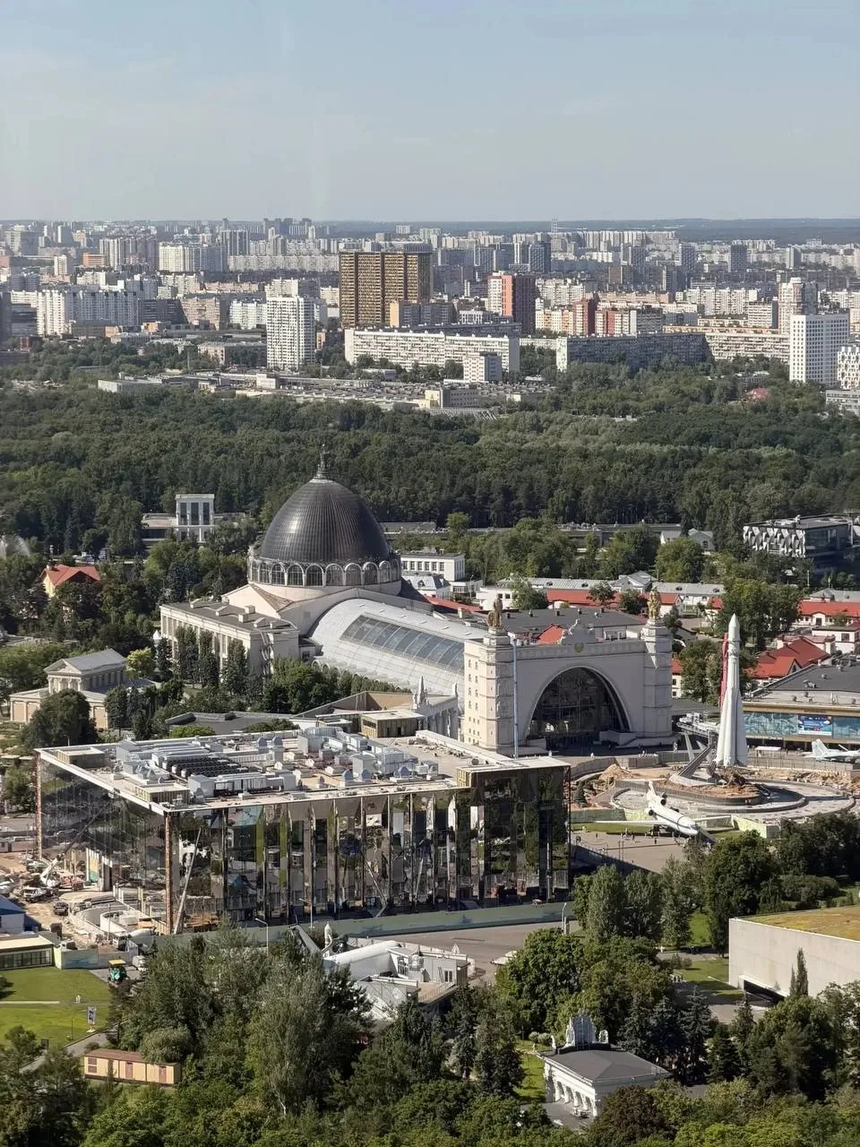 📍«Счастье» появилось на крыше одного из павильонов ВДНХ!

Его можно увидеть, например, из кабинки к
