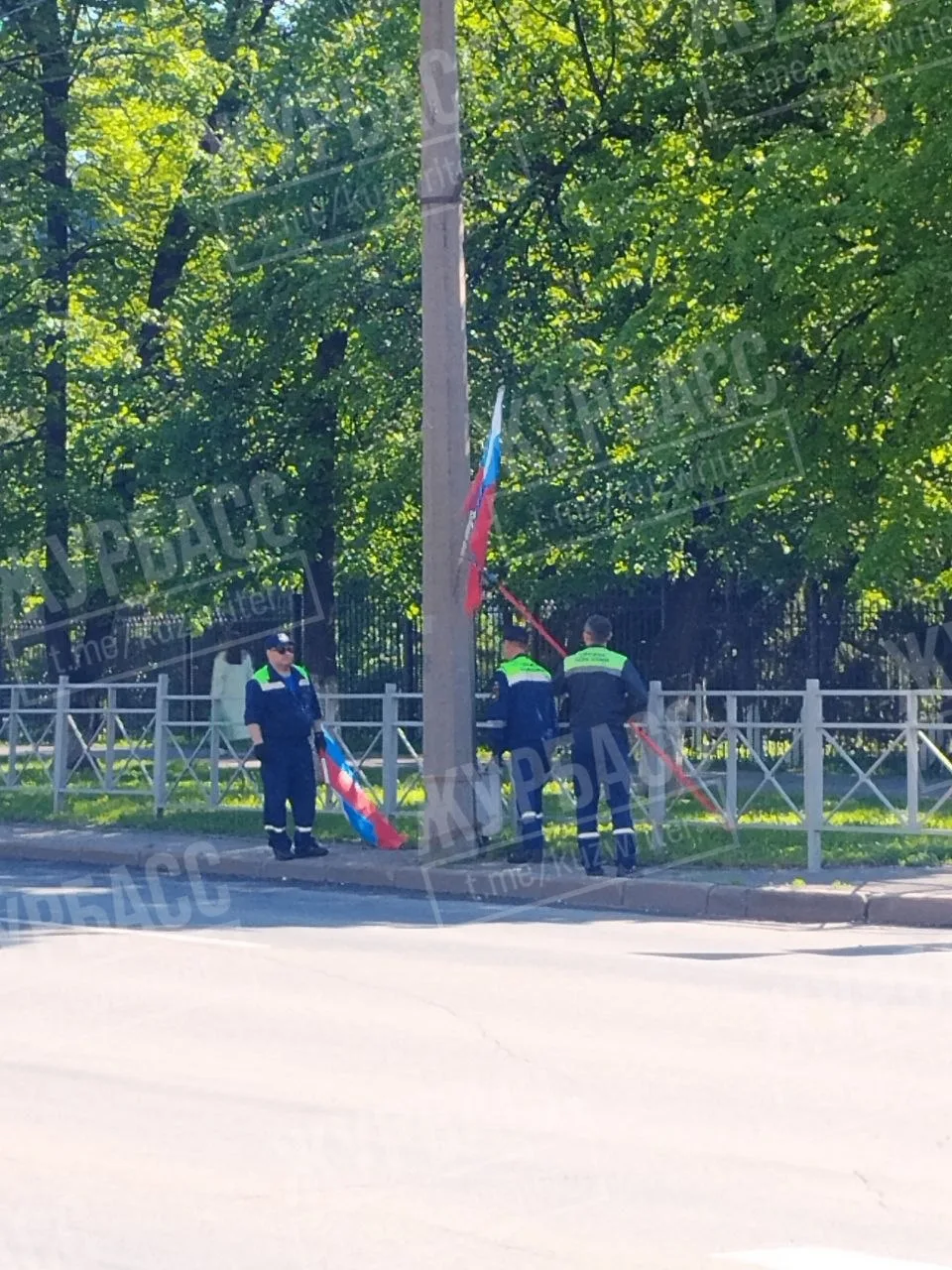 Сколько нужно спасателей, чтобы повесить один флаг? Правильный ответ: четыре.