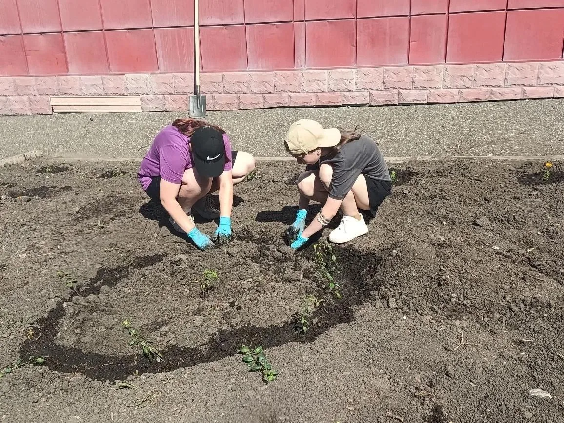 В лагере труда и отдыха «Искра» прошла Всероссийская акция «Цветы России»
 
В преддверии главного го