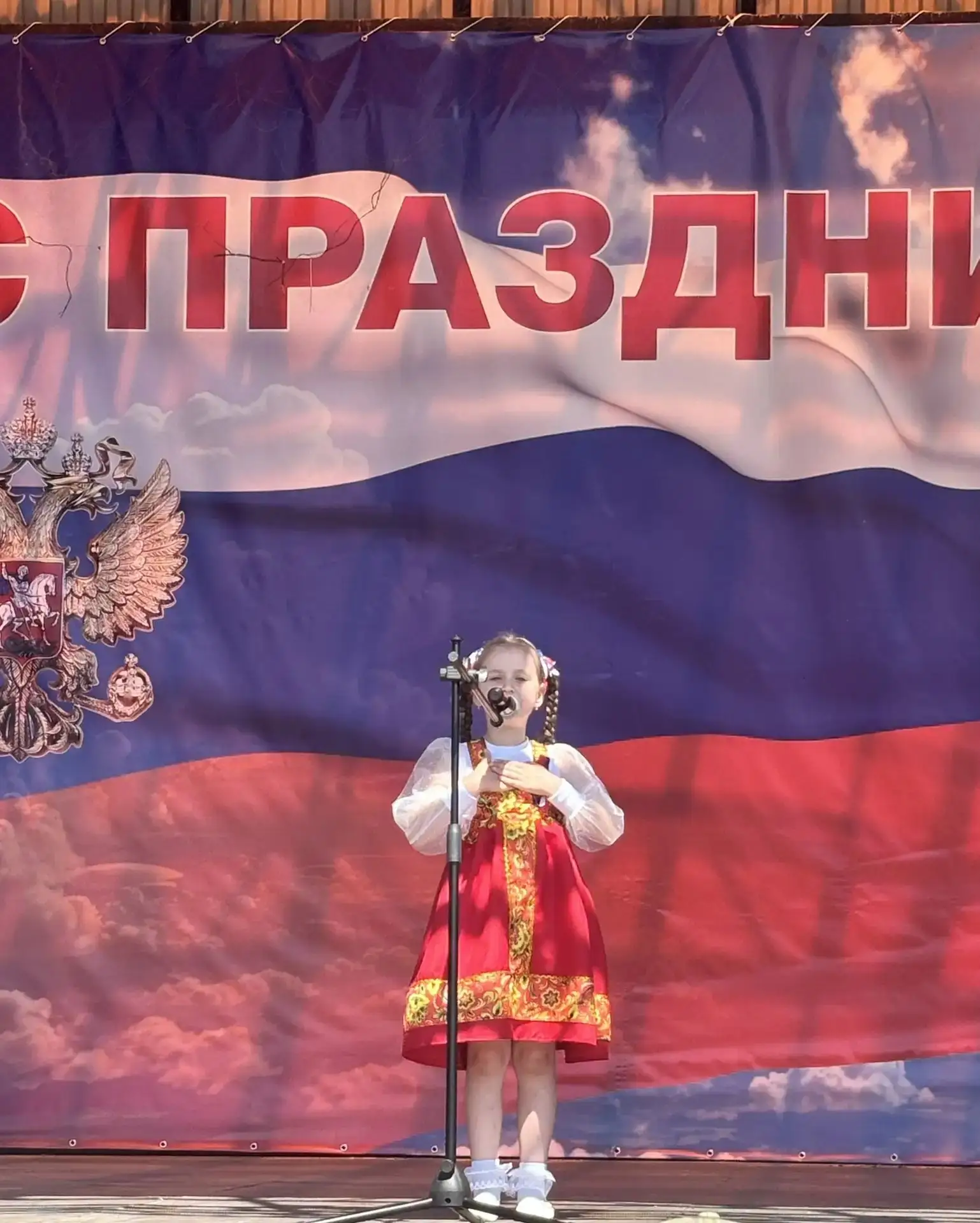 ✨ «День России»✨
Сегодня, в честь Дня России, на главной городской сцене выступила Полина Белинова, 