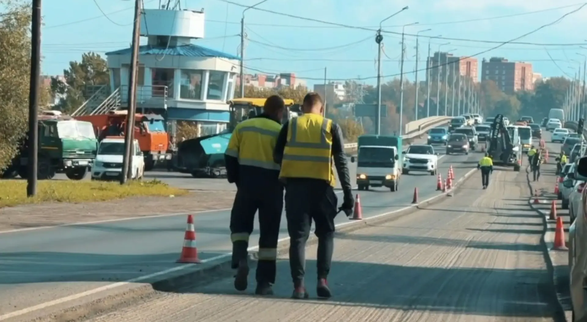 🚧 В Томске стартовал ямочный ремонт на подъездах к Коммунальному мосту.