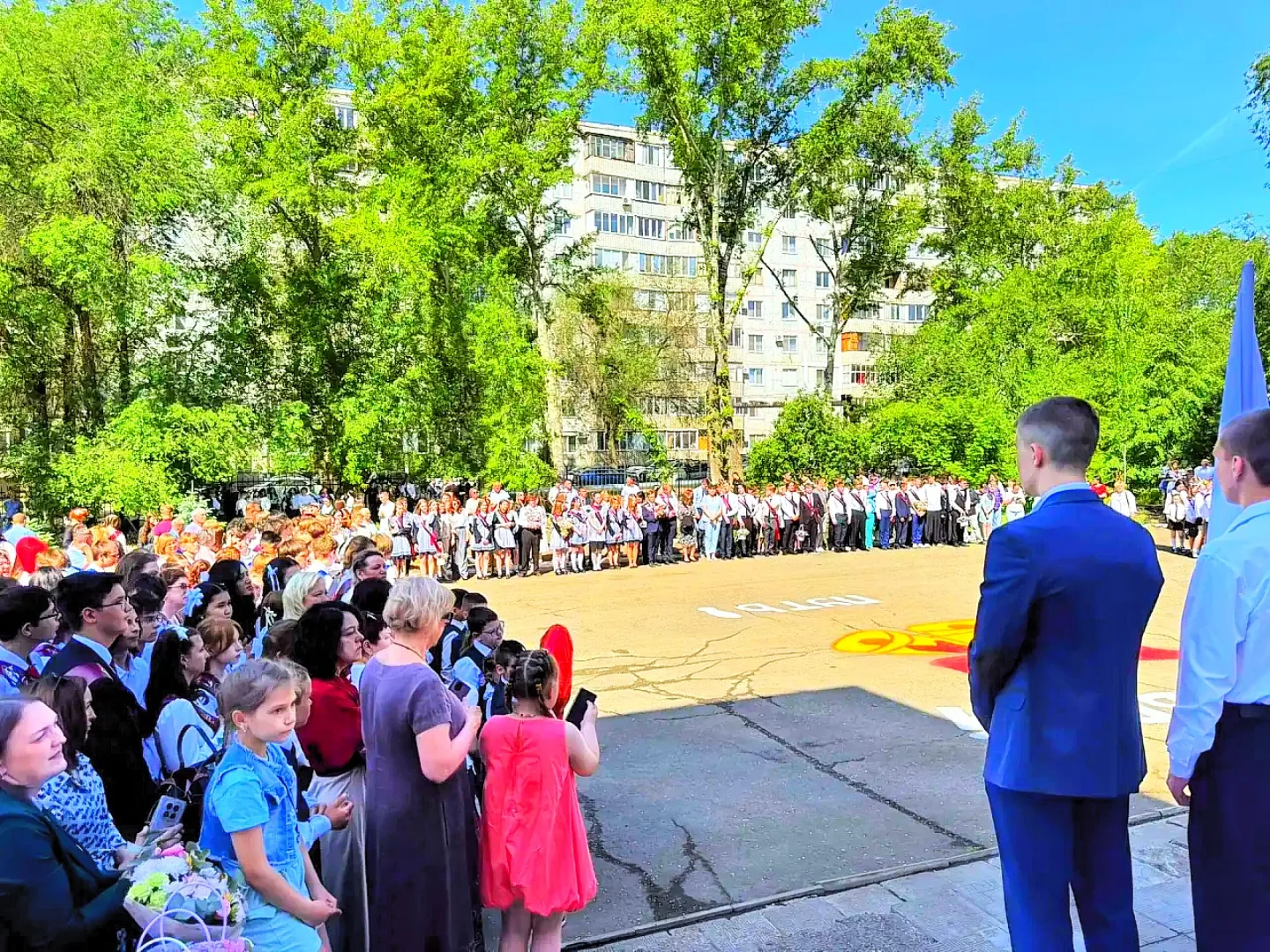 🎓 В добрый путь, выпускники!  Сегодня в нашей любимой школе №76 прозвучал последний звонок, ознамено