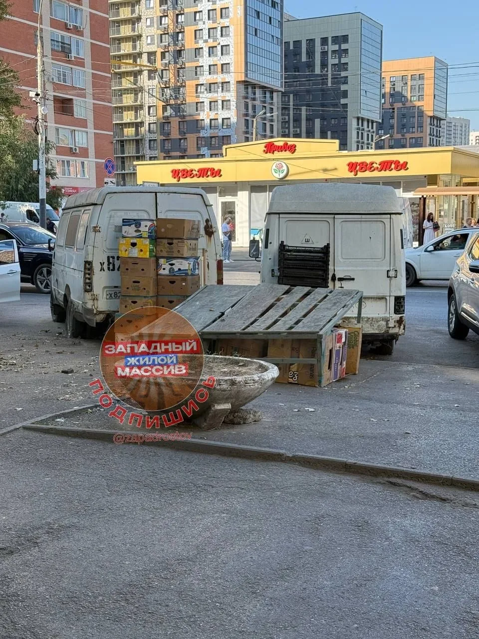 🫣 Напротив рынка Привоз, единственный парковочный карман и тут за лето появились две р...