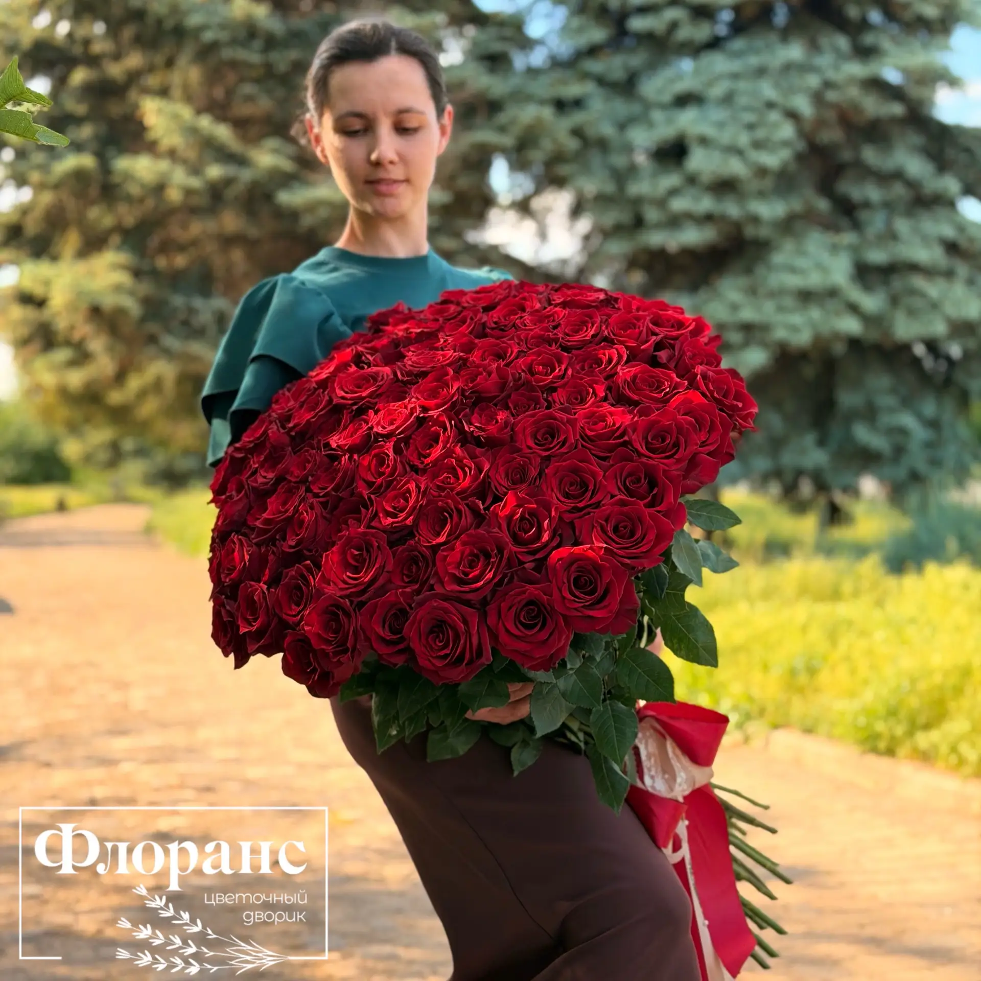 Будто стоп-кадр из романтического фильма - огромный букет роз в её руках😍