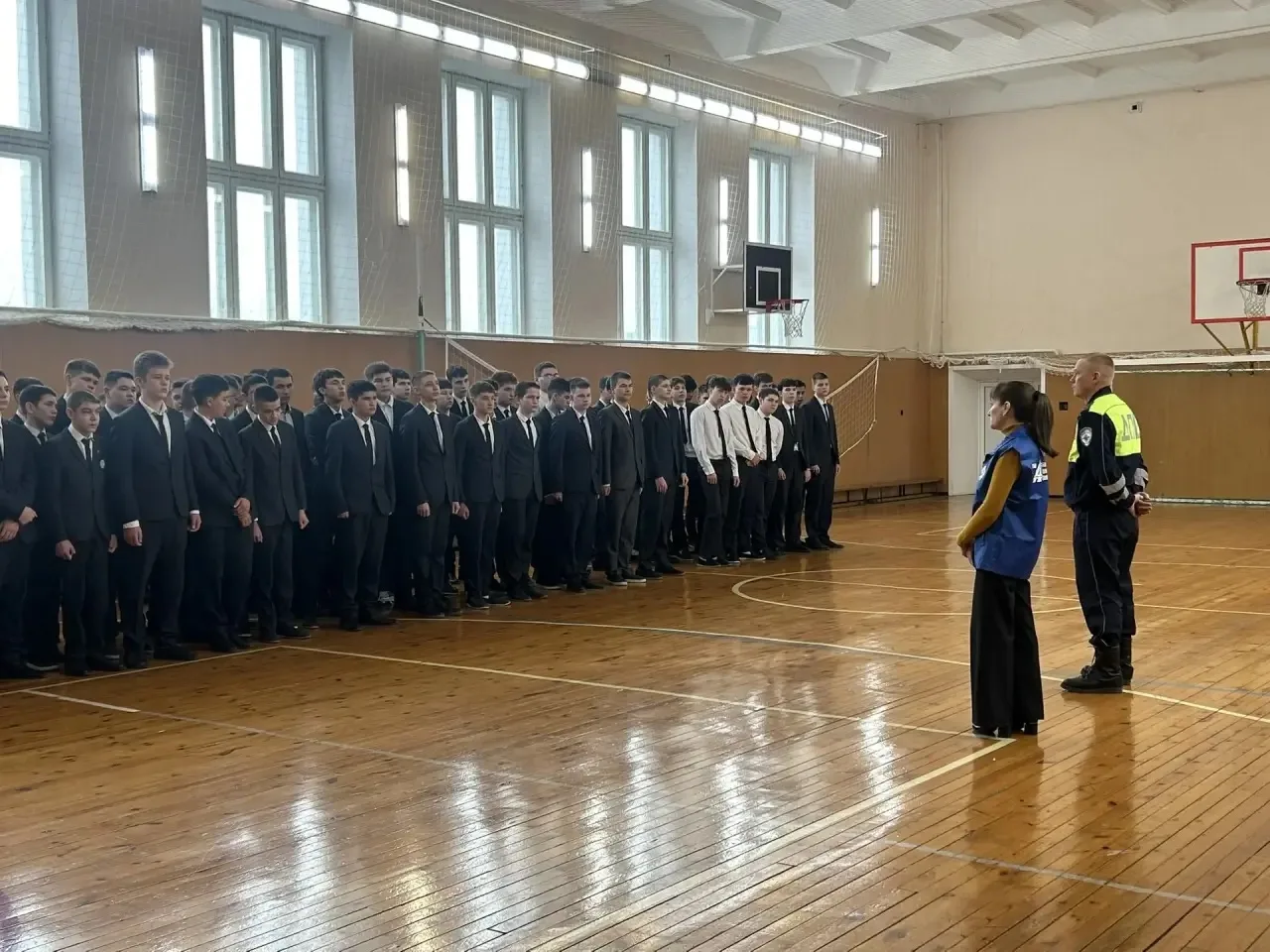 🚦 Встреча с сотрудниками ГИБДД: безопасность на дорогах — в приоритете! 🚦  Сегодня в нашей школе про