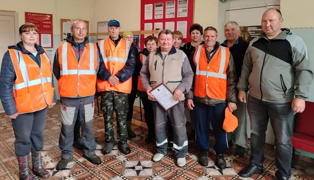 Сегодня коллектив МБУ «Благоустройство» поздравили тракториста Бабуркина Алексея Владим...