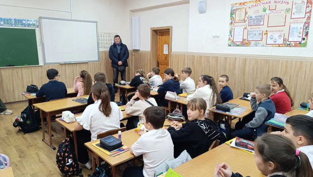 🎖️ В нашей школе состоялся урок Мужества с участником СВО Владимиром Степановичем Бражниковым. Он по