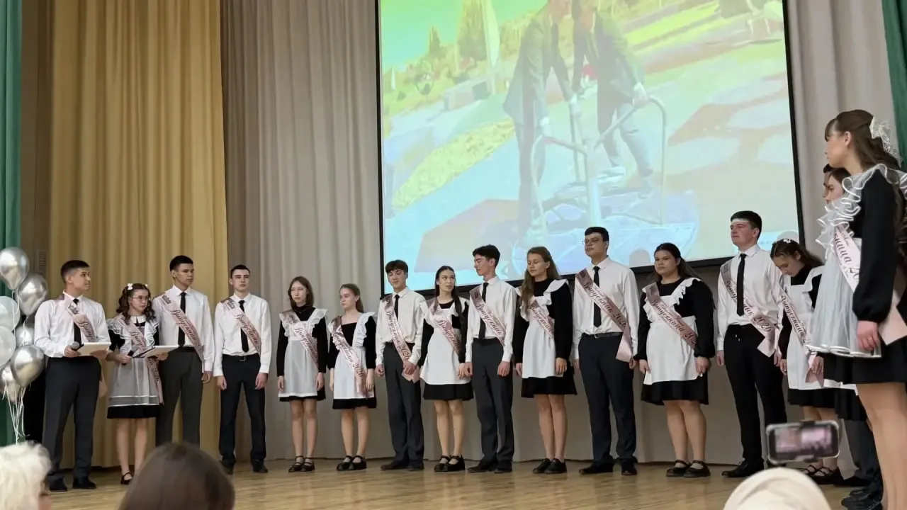 🔔 Последний звонок — прощание со школой и старт во взрослую жизнь! 🔔  Сегодня в нашей школе особенны