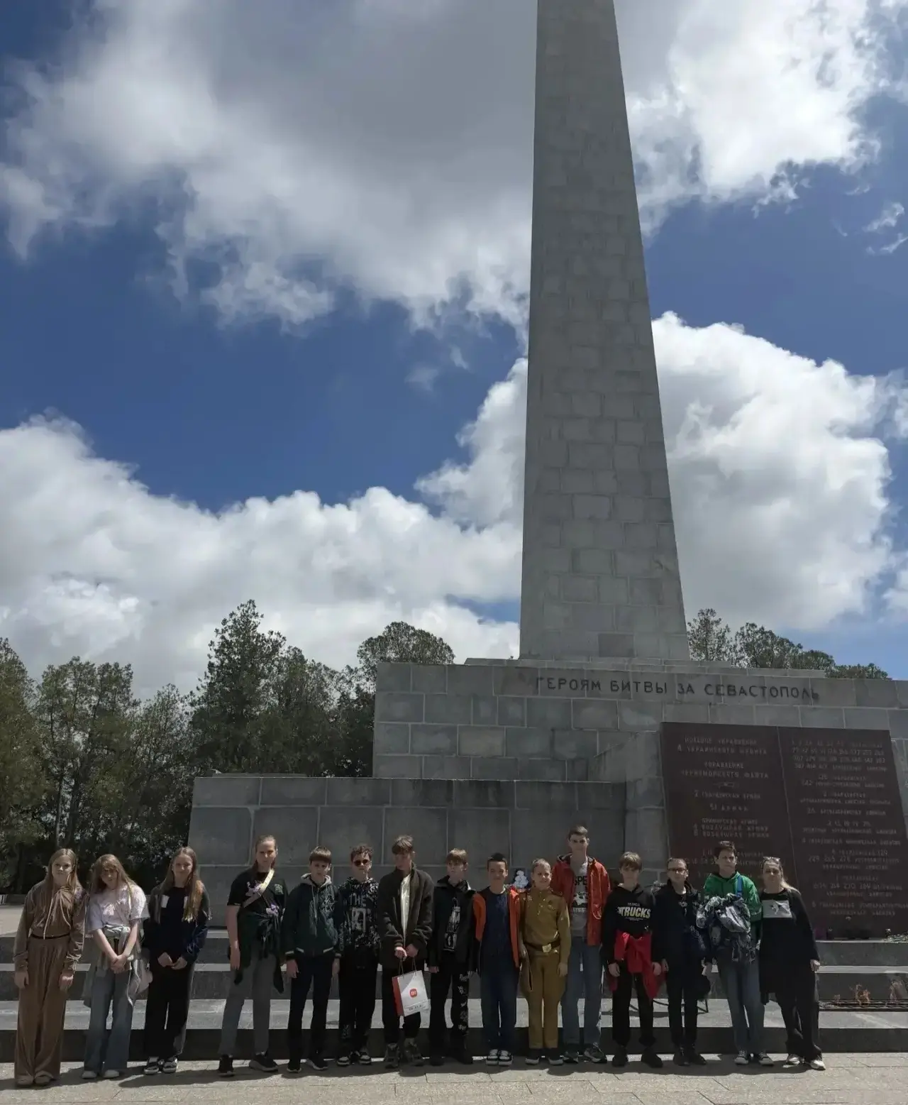 🗻 5‑Б класс посетил Сапун‑гору: путешествие в историю!  Ученики 5‑Б класса посетили  мемориальный ко