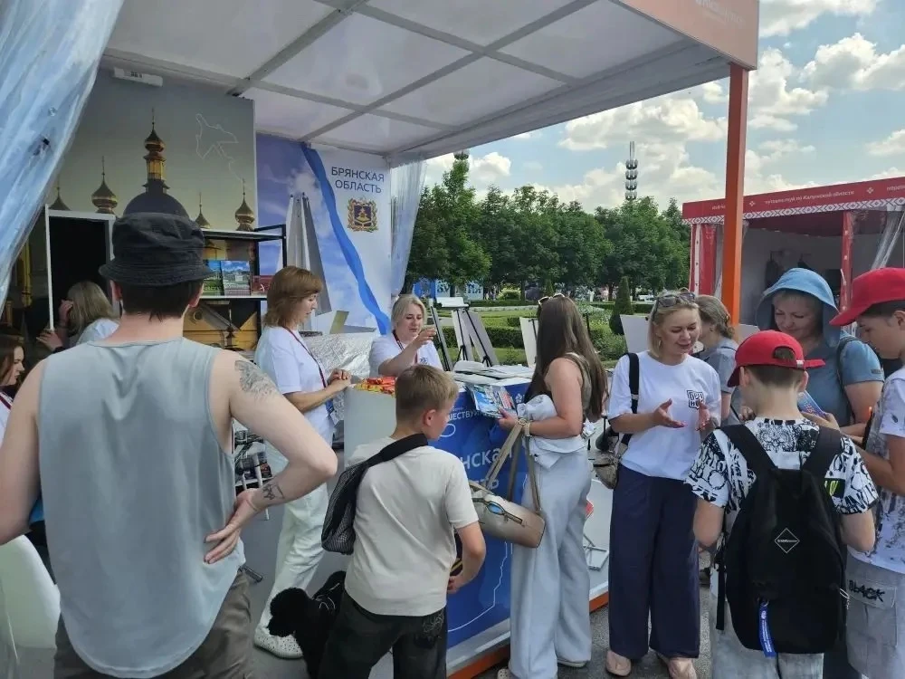 Стенд Брянской области на ВДНХ, где проходит Международный туристический форум "Путешествуй!", - оди