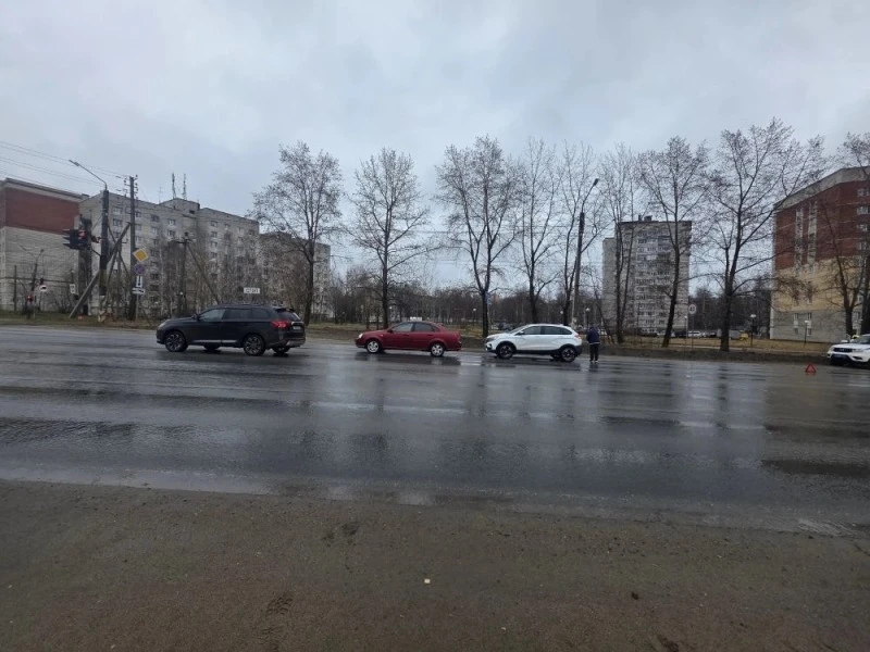 В ЭЖВЕ ВОДИТЕЛЬ "ЛАДЫ" ДОГНАЛ НА ПРОСПЕКТЕ БУМАЖНИКОВ CHEVROLET  Как сообщили в Управлении Госавтоин