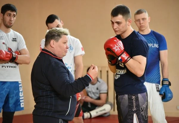 Равнение на чемпионов!   Для курсантов академии – членов группы ГСС по единоборствам провела трениро