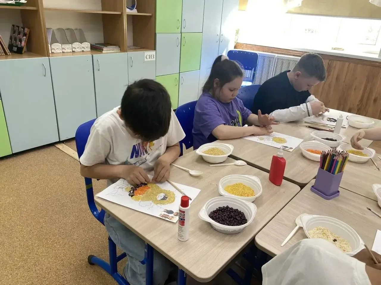 «По дорогам России»: яркое путешествие по родной стране 

На протяжении трёх недель в пришкольном ла