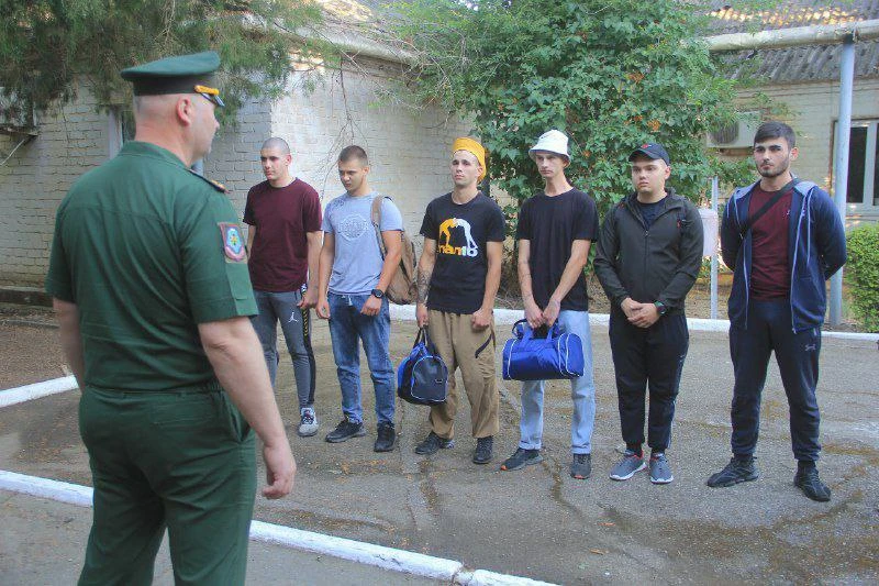 С 1 октября в России стартовал осенний период отправки новобранцев к местам прохождения...